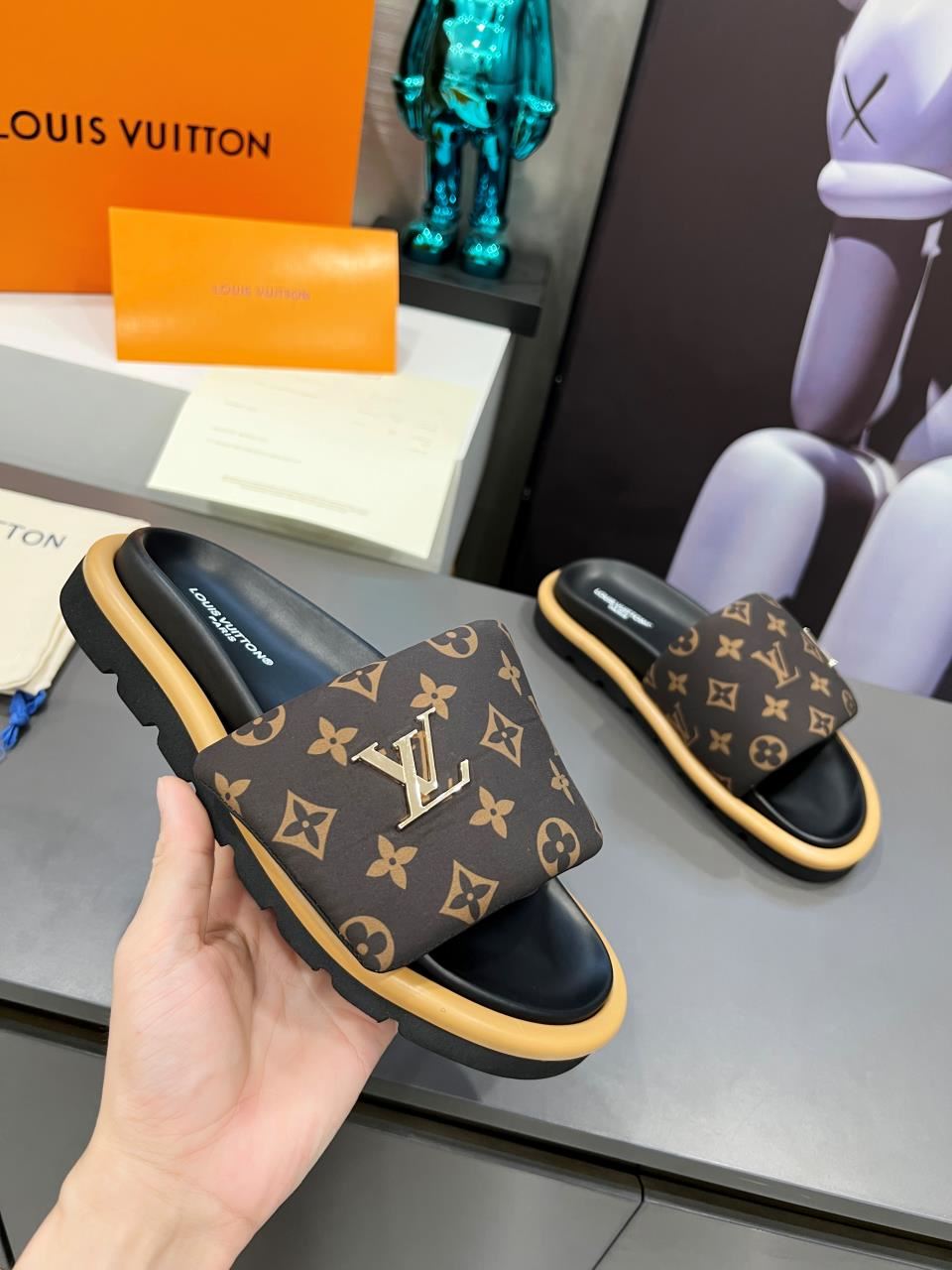 Louis Vuitton Slippers